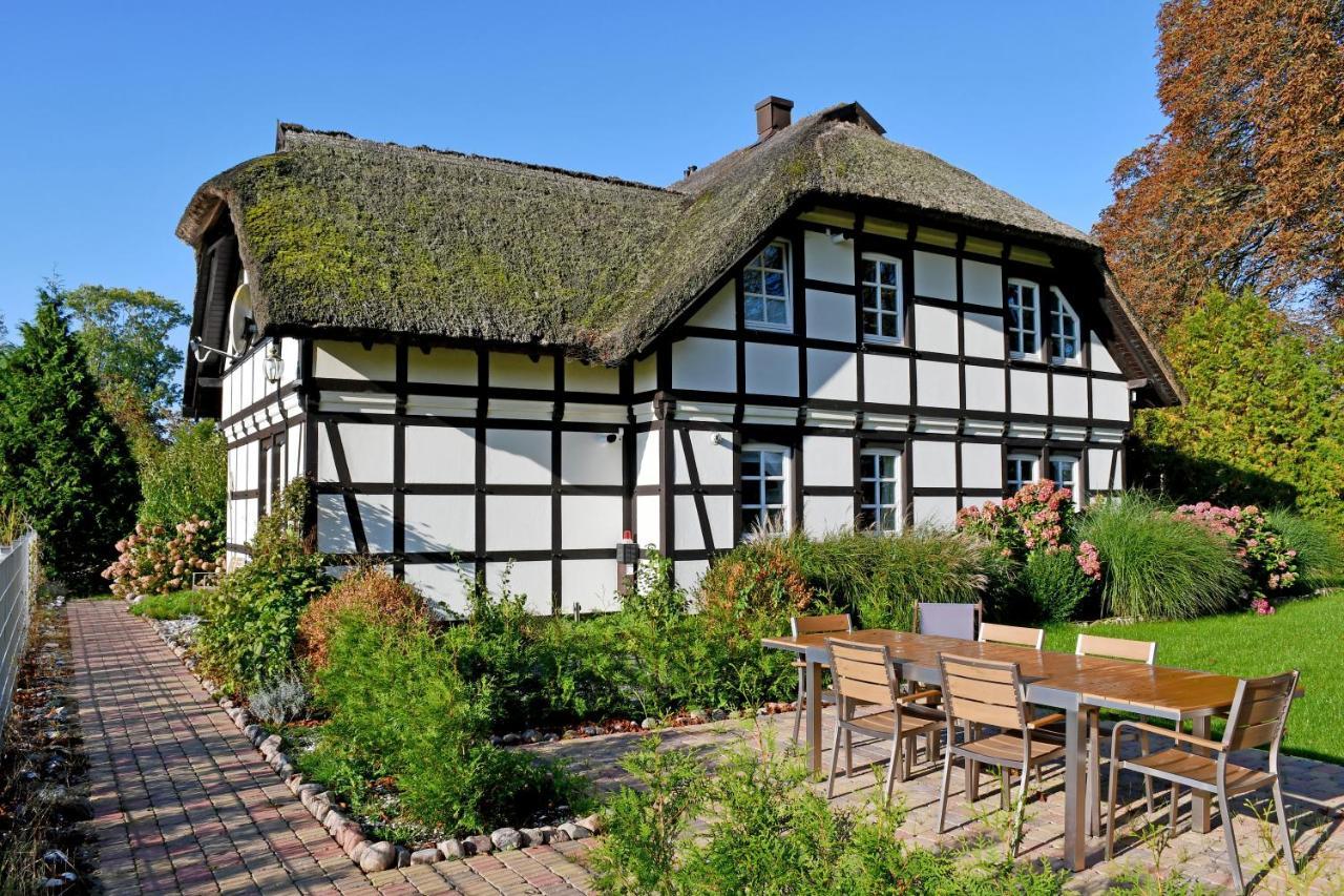 Reetdachfachwerkvilla Am Wiesengrund Bergen Auf Rugen Exterior photo